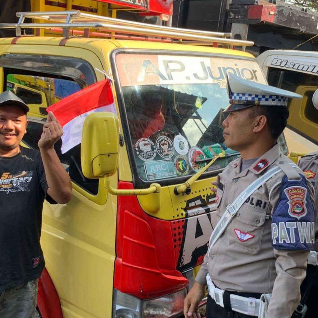 Tugu Tank Gerung Jadi Titik Patriotisme: Polantas Bagikan Bendera Merah Putih