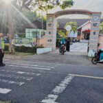 Rawan Pagi, Polsek Poto Tano Hadir Jaga Keamanan di Sekitar SMAN 1 Poto Tano