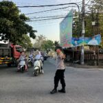 Polsek Pringgarata Gelar Pengaturan Lalu Lintas di Simpang Empat Alfamart Desa Pringgarata