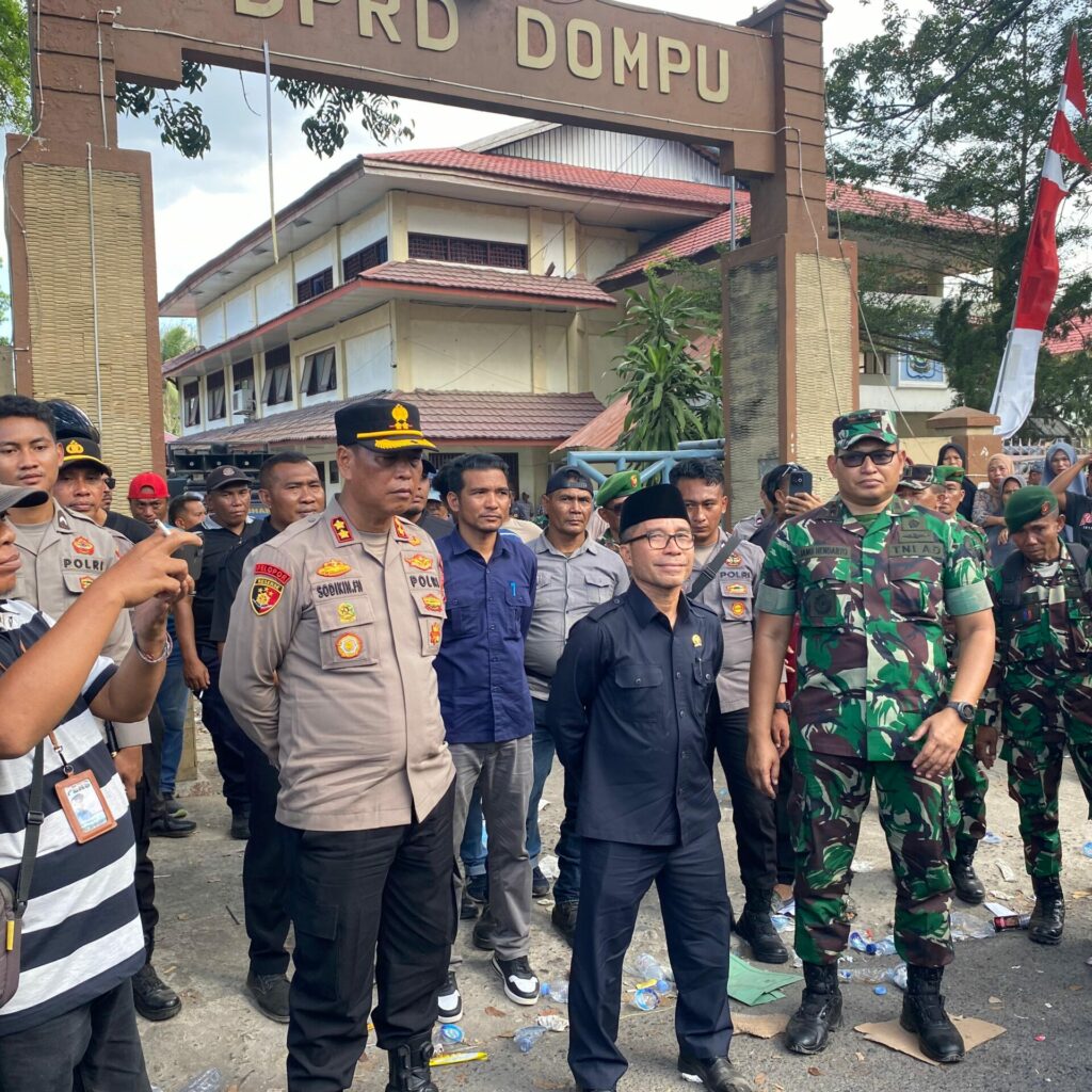 Kapolres Dompu Terjunkan 300 Personel, Amankan Aksi unjukrasa Kelompok AMRD di Kantor DPRD