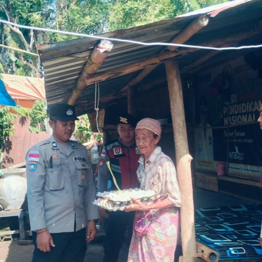 Hadir untuk Warga, Polsek Sekotong Bagikan Bantuan Nutrisi di Dusun Bertong Barat