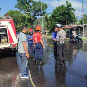 Tumpahan Solar di Gerung Utara, Polisi dan Damkar Bersinergi Amankan Jalan Raya