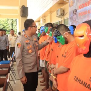Pesan di Balik Topeng ‘Super Hero’ Para Tersangka Saat Konferensi di Polres Loteng. 