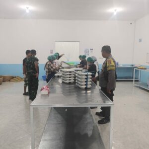 BHABINKAMTIBMAS DESA TERATAK DAMPINGI PENYALURAN PROGRAM MAKANAN BERGIZI GRATIS DI WILAYAH BINAAN