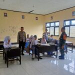 BHABINKAMTIBMAS DESA MAS-MAS DAMPINGI PENDISTRIBUSIAN PROGRAM MAKANAN BERGIZI GRATIS UNTUK ANAK USIA SEKOLAH