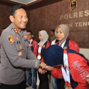 Kapolres Loteng Apresiasi Atlet Binaan Raih Medali Emas di PON Beladiri Kudus 2025.