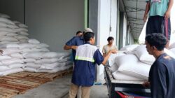 Polsek Gerung Kawal Distribusi 3,4 Ton Jagung Petani ke Bulog Mataram