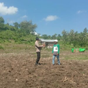 Bhabinkamtibmas Rababaka Dukung Ketahanan Pangan Lewat Pendampingan Petani