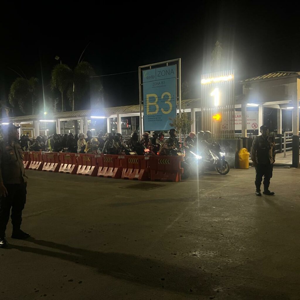 KMP Muryati Berlayar Aman, Polsek Lembar Kawal Ketat Proses Pemuatan Kendaraan dan Penumpang