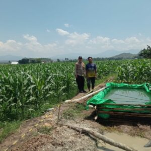 Bhabinkamtibmas Desa Dorebara Dampingi Petani Siapkan Lahan Tanam Jagung 2025