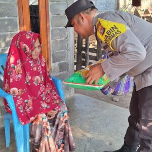 Bhabinkamtibmas Desa Tolokalo Salurkan Bantuan Sosial untuk Warga Binaan