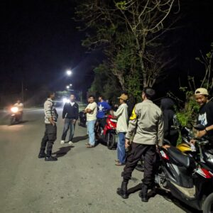 Personel Polsek Poto Tano Gelar Patroli Dialogis Dini Hari, Ajak Warga Jaga Kamtibmas