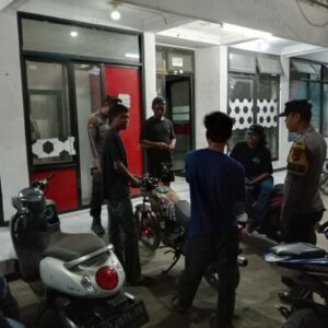 Jaga Situasi Aman, Personel Polsek Maluk Sambangi Tempat Nongkrong Warga saat Patroli Malam