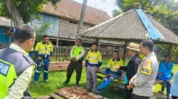 Bhabinkamtibmas Turun Langsung Dampingi Cek Air Bersih, Warga Tongo Apresiasi