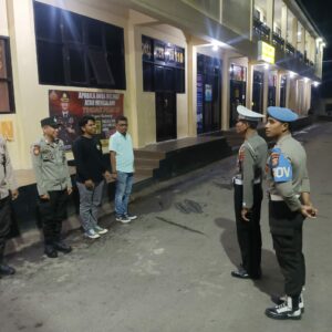 Propam Polres Dompu Lakukan Pengawasan Apel Malam untuk Pastikan Kesiapsiagaan Personel