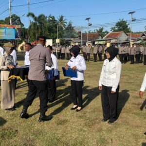 impin Penyerahan SK PPPK Kapolres Bima AKBP Eko Sutomo S.I.K.M.I.K: Berkerlah Dengan Disiplin dan Tepat Waktu