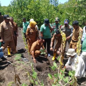 Bupati Dompu Pimpin Penanaman Mangrove di Pantai Nanga Na’e, Polri dan Masyarakat Siap Rawat Bersama