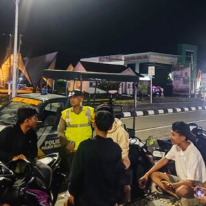 Patroli Dialogis Polsek Taliwang Jaga Kamtibmas di Alun-Alun, perkuat kehadiran polisi di tengah masyarakat