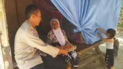 Polisi Hadir dengan Hati, Bhabinkamtibmas Sekotong Bagikan Nutrisi Mantap
