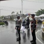 Meski Diguyur Hujan, Personel Polres Sumbawa Barat tetap Profesional amankan Jalannya Kegiatan.
