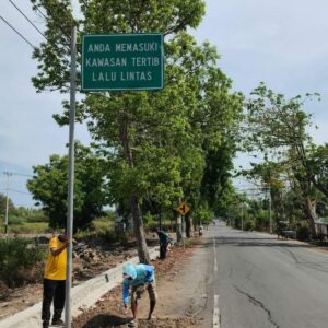 Edukasi Kesadaran Berlalulintas Satlantas Polres Bima Pasang Rambu Kawasan Tertib Lalulintas KTL