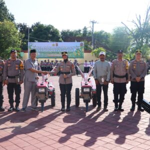 Dukung Ketahanan Pangan, Polres Sumbawa Serahkan Bantuan Alsintan kepada Kelompok Tani.