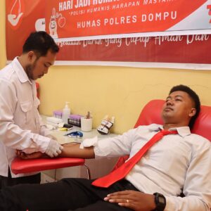 Polres Dompu melaksanakan kegiatan donor darah serentak dalam rangka memperingati Hari Jadi ke-74 Humas Polri Tahun 2025 dengan mengusung tema “Polisi Humanis Harapan Masyarakat”