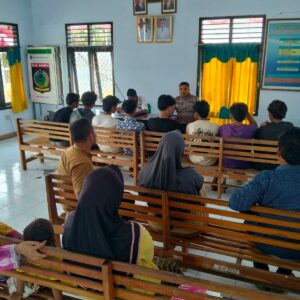 Bhabinkamtibmas Desa Matua Lakukan Pembinaan terhadap Anak-Anak Kelompok Geng