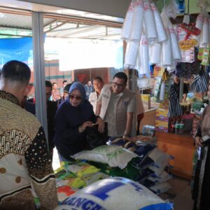 Tim Satgas Pangan Dampingi Direktur Penganekaragaman Konsumsi Pangan Cek Harga Beras di Kabupaten Sumbawa Barat