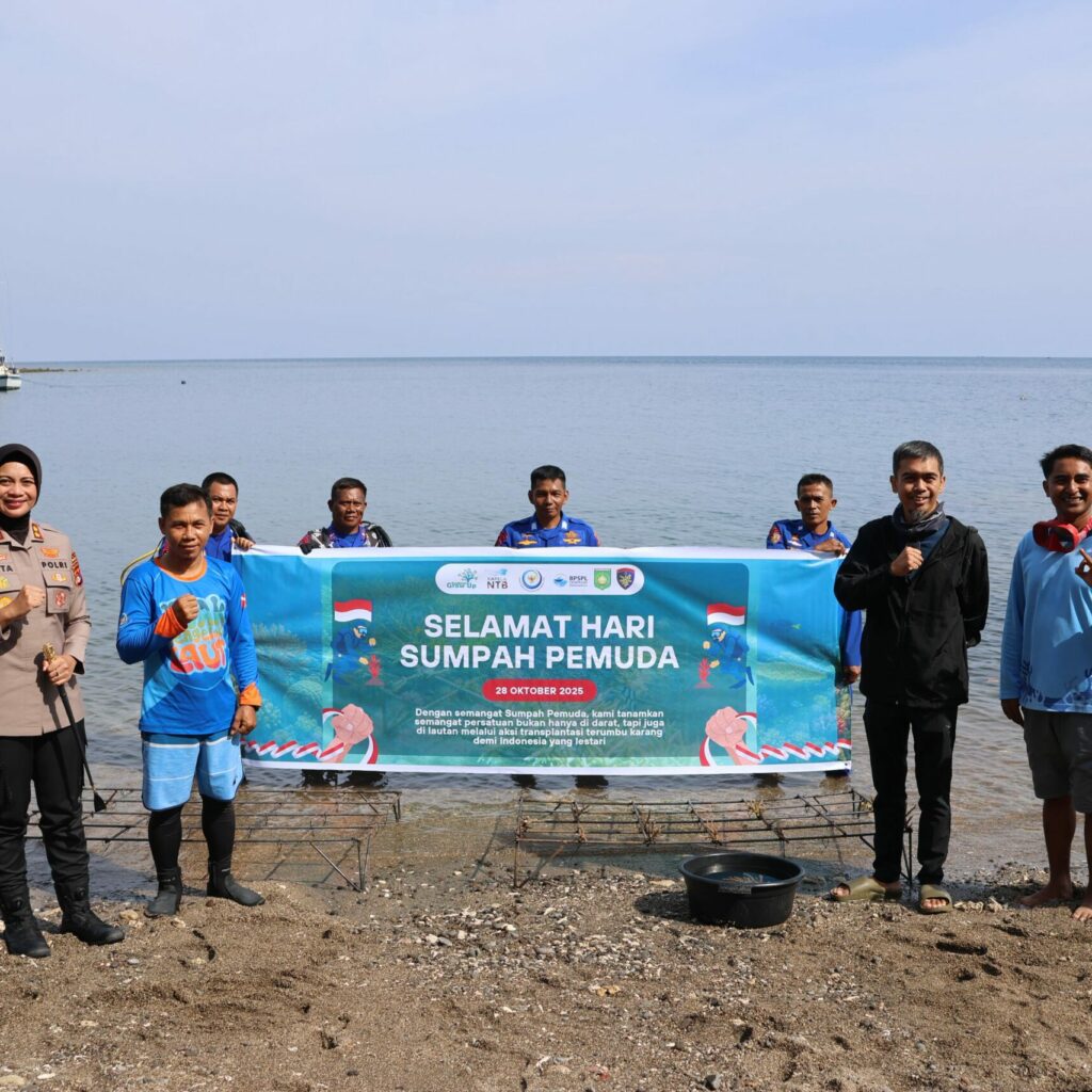 Jaga Ekosistem Laut, Polres Sumbawa Melaksanakan Kegiatan Penanaman Terumbu Karang di Pantai Kencana