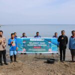 Jaga Ekosistem Laut, Polres Sumbawa Melaksanakan Kegiatan Penanaman Terumbu Karang di Pantai Kencana