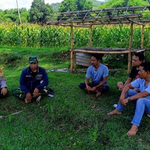 BHABINKAMTIBMAS DAN BABINSA DESA TAMEKAN, AJAK PETANI PERKUAT KETAHANAN PANGAN DAN KAMTIBMAS