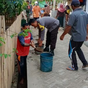 JAGA KEBERSIHAN LINGKUNGAN, BHABINKAMTIBMAS KELURAHAN SAMPIR GOTONG ROYONG BERSAMA WARGA