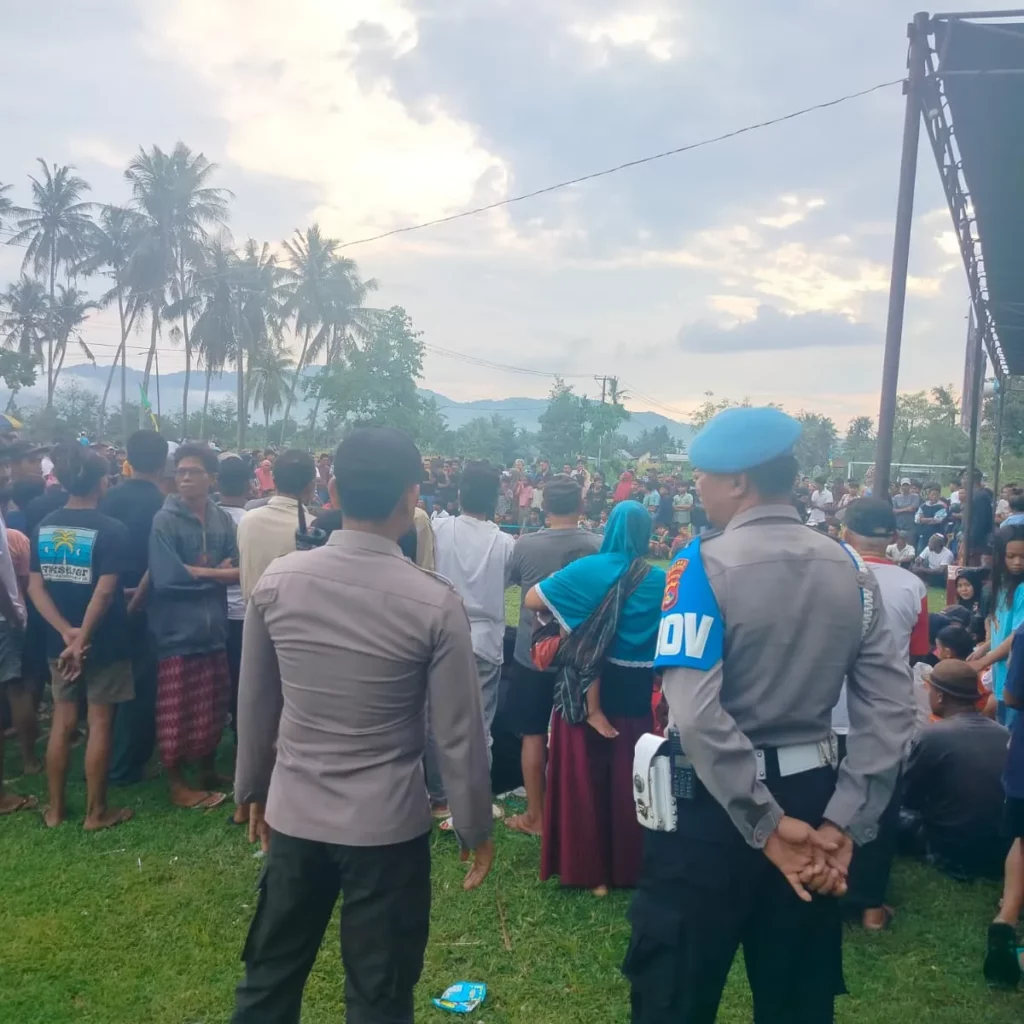 Sinergi Polri dan Warga Sukseskan Peresean HUT Desa Kuripan Timur