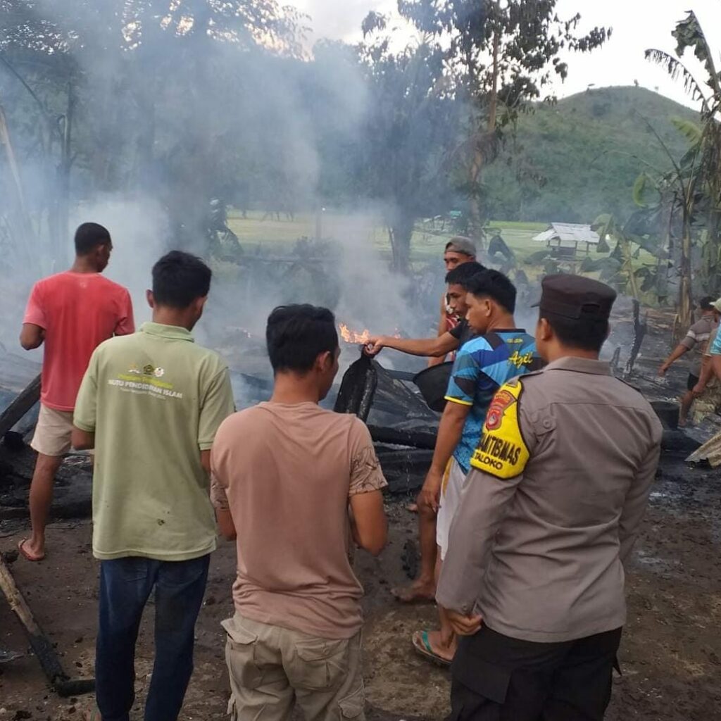 Diduga Konsleting Listrik, Rumah Panggung 16 Tiang di Desa Taloko Hangus Dilahap Sijago Merah