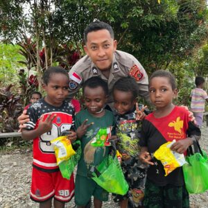 Momen Harmonis Personel Satgas Ops Damai Cartenz Bersama Masyarakat dan Anak-Anak di Mimika
