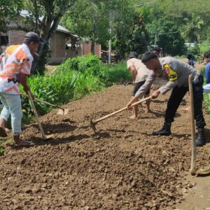 BHABINKAMTIBMAS DESA MANEMENG GOTONG ROYONG BERSAMA WARGA PERBAIKI JALAN.