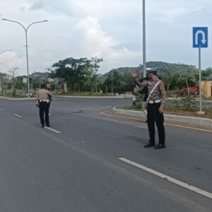 ‎Sat Lantas Polres Loteng Olah TKP Laka Lantas di Kuta, Seorang Pelajar Meninggal Dunia. ‎