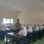 BHABINKAMTIBMAS DESA AIK BUKAQ LAKUKAN PENDAMPINGAN PENDISTRIBUSIAN MAKANAN BERGIZI GRATIS (MBG)