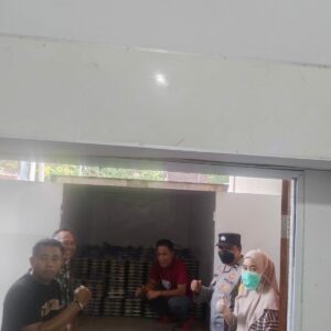 BHABINKAMTIBMAS KELURAHAN PRAPEN LAKSANAKAN PENDAMPINGAN PENYALURAN MAKAN BERGIZI GRATIS