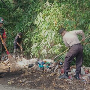 Sinergi Bhabinkamtibmas, Babinsa, dan Warga Wujudkan Desa Bersih: Gotong Royong di Seteluk Tengah Jadi Contoh Kebersamaan