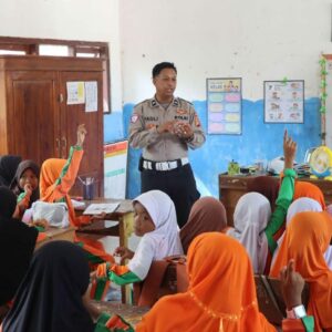 Unit Kamsel Satlantas Polres Bima, Laksanakan Sosialisasi Keselamatan Berlalulintas dan Mengenalkan Tugas Polri di SDN 01 Panda