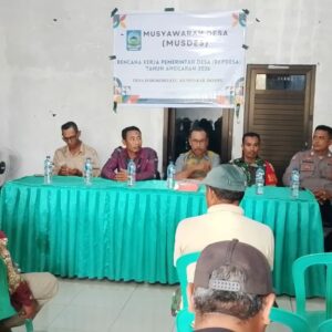 Bhabinkamtibmas Dorokobo Hadiri Rapat Rencana Kerja Desa, Ajak Warga Dukung Pembangunan dan Jaga Kamtibmas