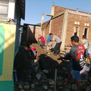 Bhabinkamtibmas Desa Moteng Ajak Warga Perkuat Semangat Kebersamaan dalam Giat Gotong Royong