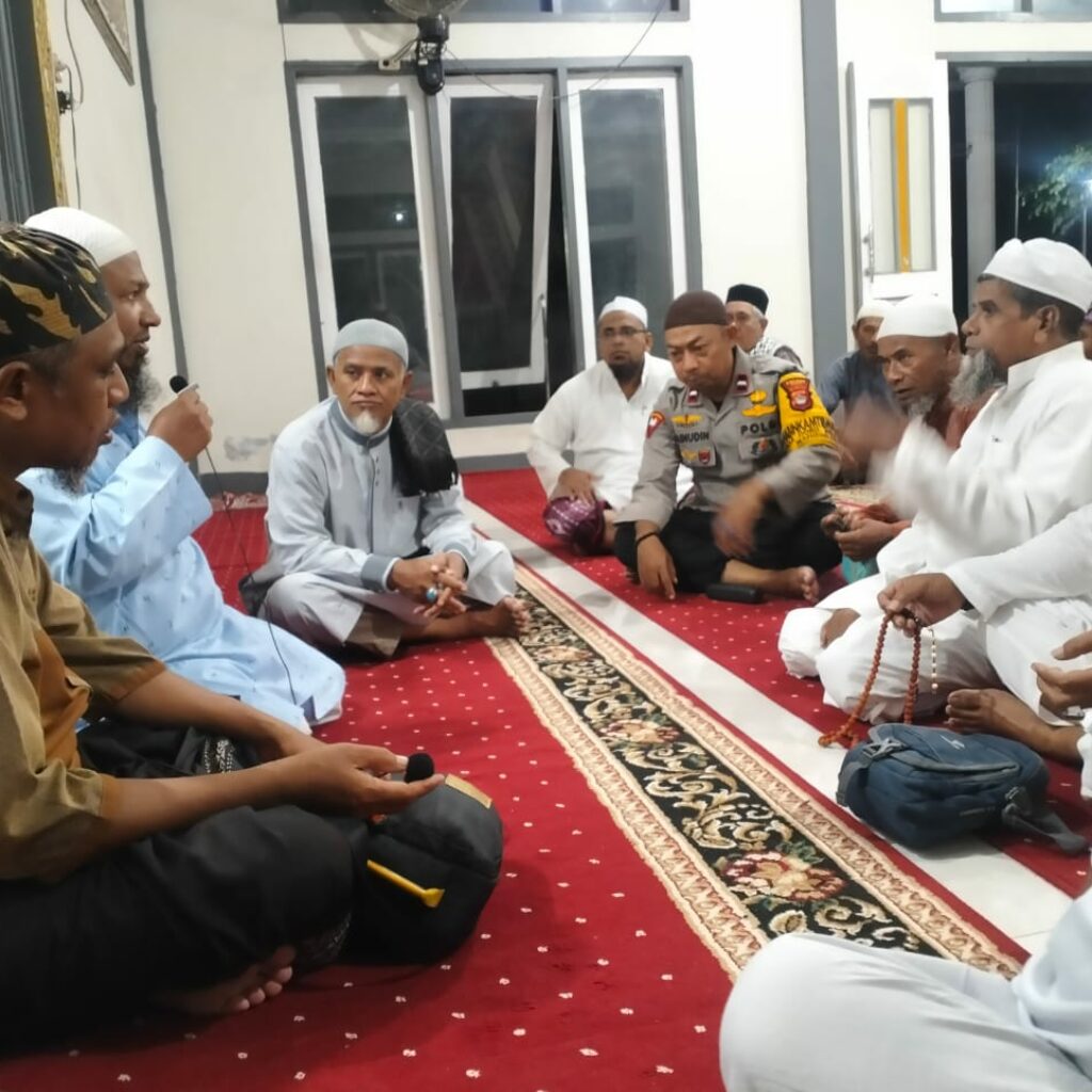 Bhabinkamtibmas Desa Doro Melo Sambangi Jamaah Masjid Al Hijrah, Ajak Warga Jaga Kamtibmas
