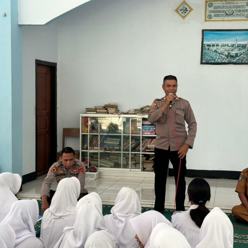 Sosialisasi Penerimaan Siswa Baru SMA Kemala Taruna Bhayangkara oleh Bag SDM Polres Bima Kota di SMPN 1 Kota Bima