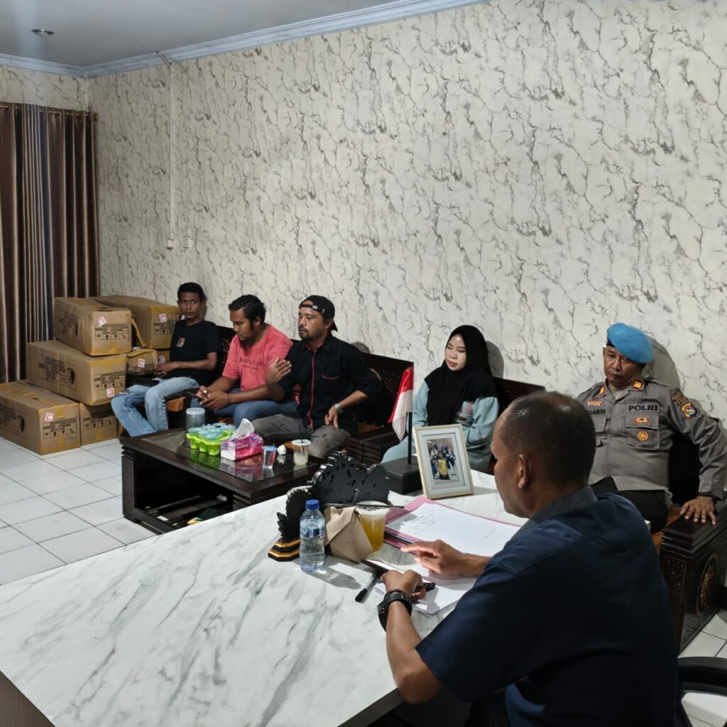 ALIANSI MASYARAKAT NGGAHI RAWI PAHU (AMARAH) GELAR HEARING DI POLRES DOMPU TERKAIT PENANGANAN KASUS PENGERUSAKAN RUMAH WARGA
