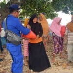 POLRES DOMPU GELAR BAKTI SOSIAL DALAM RANGKA HUT POLAIRUD KE-75 DI PESISIR DESA NANGAMIRO