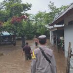 BHABINKAMTIBMAS DESA SONGGAJAH SIGAP EVAKUASI WARGA TERDAMPAK BANJIR DI KECAMATAN KEMPO