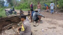 Longsor, Jalan Lintas Tente-Langgudu Terputus, Bhabinkamtibmas Polsek Monta dan Warga Buat Jalan Alternatif dan Bantu Para Pengendara